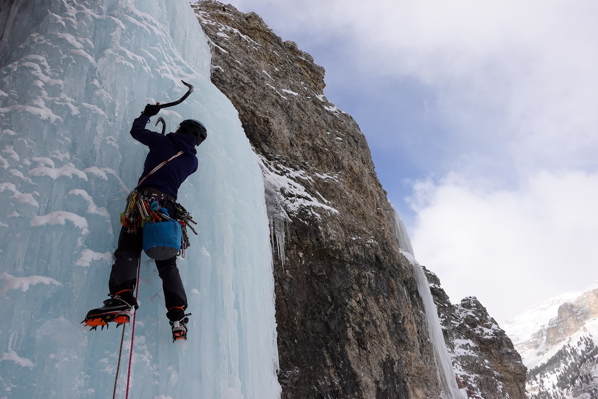 Een foto van iemand die
 aan het ijsklimmen is op een waterval